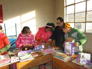 我院为西李村小学学生发放助学金及发放慰问品